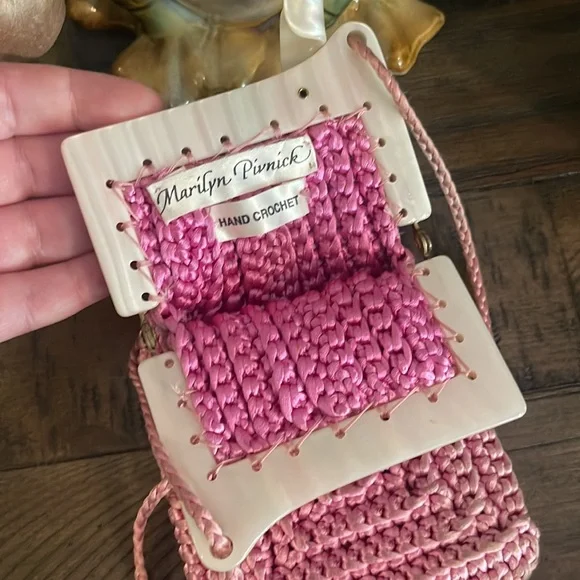 🍄1950’s Marilyn Pivnick Pink Hand Crocheted Bakelite Frame Small Purse - Picture 6 of 12